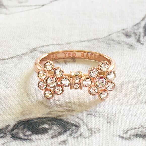 ❤︎ Ted Baker ❤︎ BREMMA Swarovski® Crystal bow Ring  M-L - Picture 2 of 8